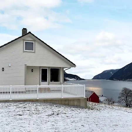 Holiday Alfoten 度假居 Davik (Sogn og Fjordane)